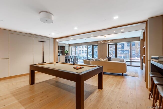 Building Photo - 200 E 21st St