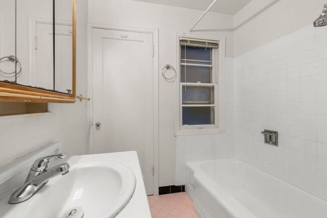 Building Photo - 6614 E Burnside St