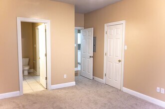 Building Photo - 2 bedrooms and 2 bathrooms condo with washer/dryer
