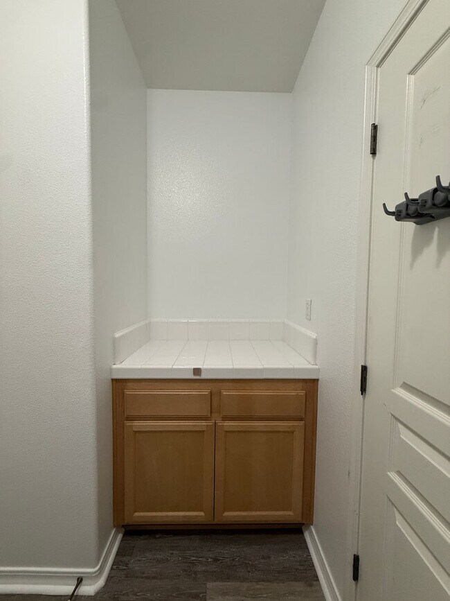 Building Photo - Beautiful Bradley Square Single Story Home With Easy Access to Shopping/101 Frwy