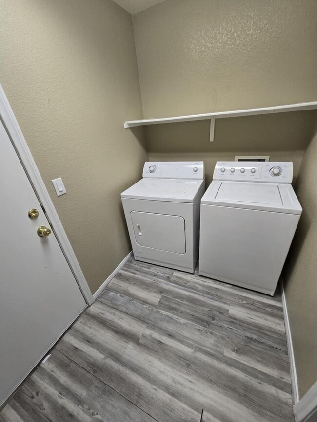 Building Photo - Great open floorplan with 3 bedrooms + Loft