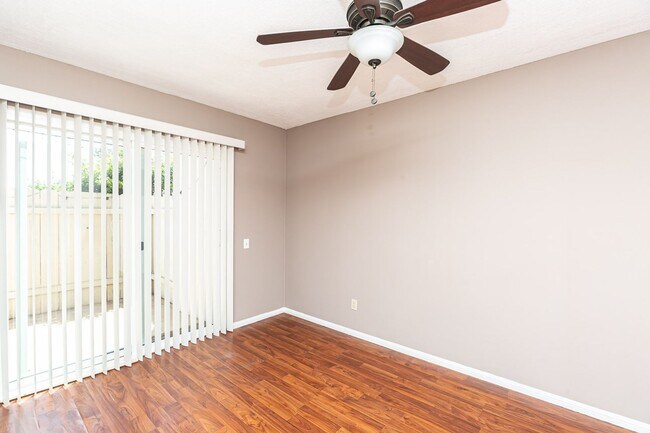 Building Photo - **LOOK NO FURTHER 3 BEDROOM TOWNHOME W/LAU...