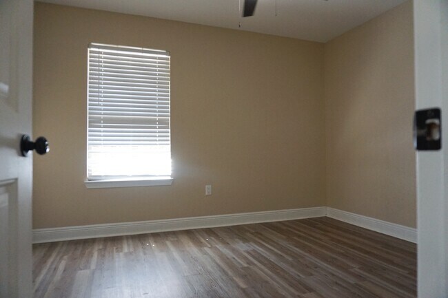 Building Photo - 141 Bronze Cir