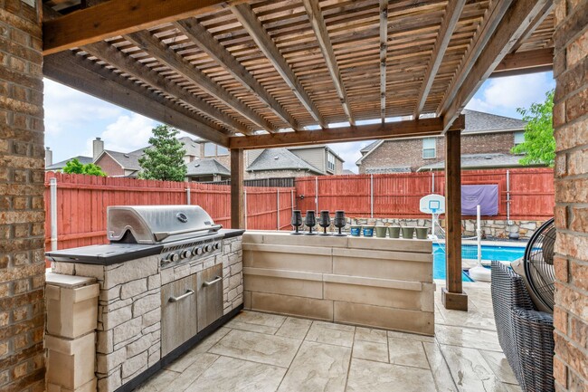 Building Photo - Luxurious in Little Elm