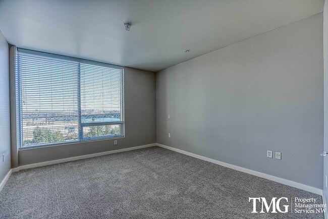 Building Photo - 3570 S River Pkwy