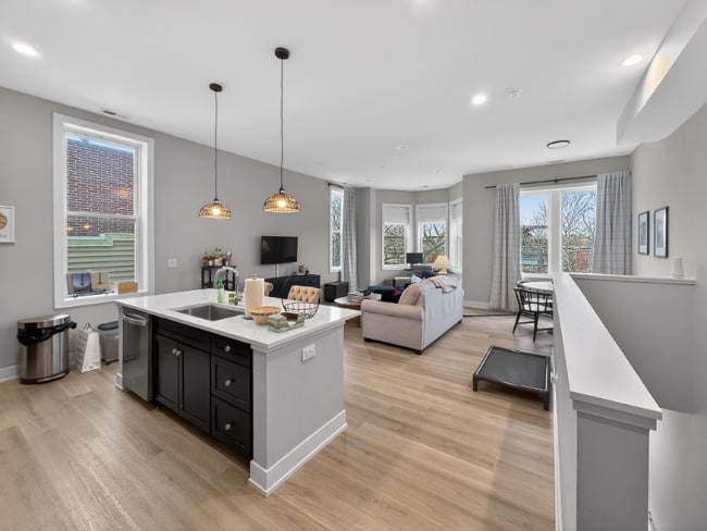 Building Photo - 1535 N Maplewood Ave