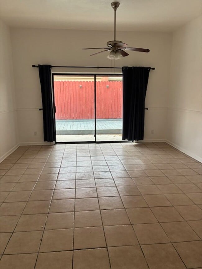 Building Photo - River and Oracle - Washer Dryer in Unit - Single Story