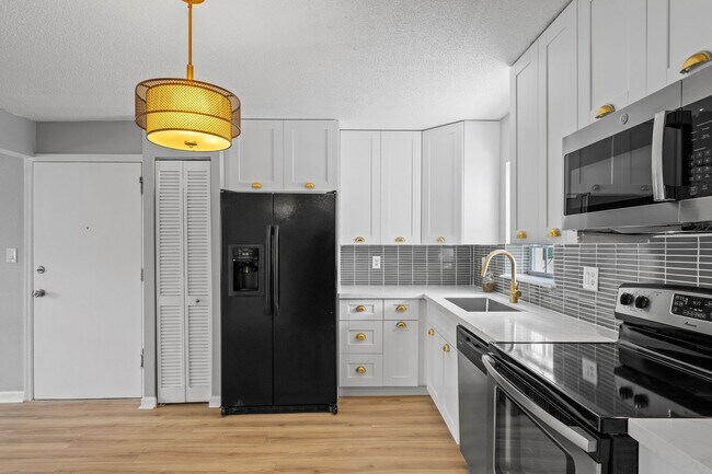 Building Photo - Orlando - 2 Bedroom, 1 Bathroom - $2195.00
