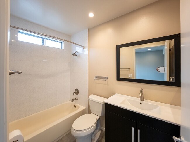 Building Photo - Luxury Living in Toluca Lake!