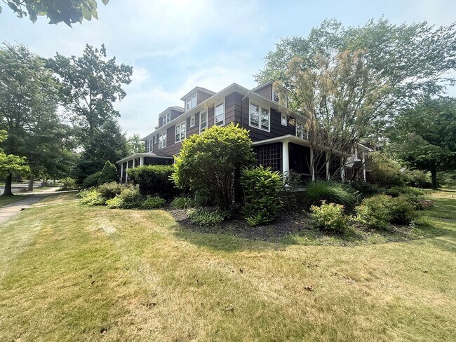 Building Photo - 2425 Demington Dr