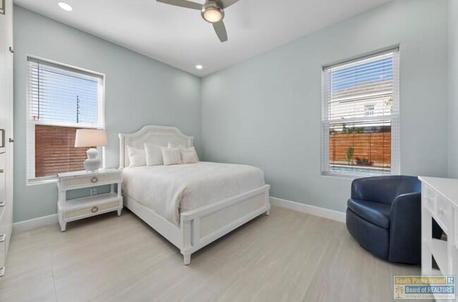 Building Photo - 104 W Pompano St