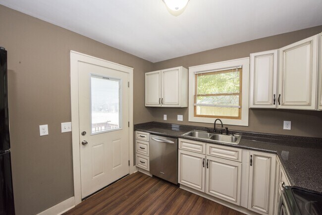 Building Photo - 108 Mimosa Ave