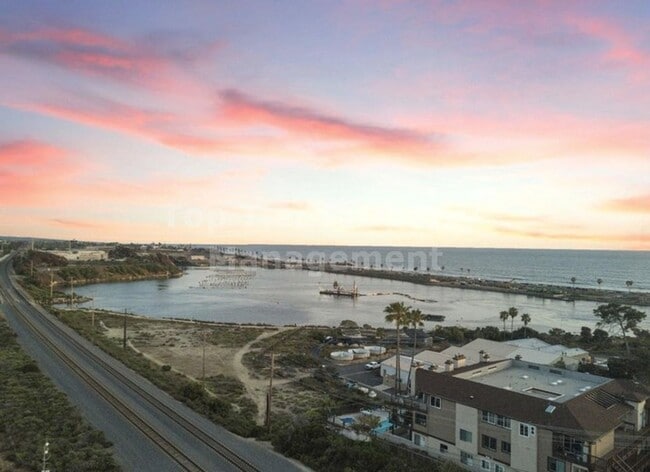 Building Photo - **Beautiful, Fully-Furnished 2 bed / 2.5 b...