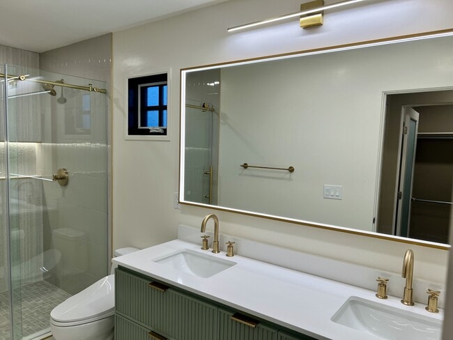 Building Photo - 753 Oak St