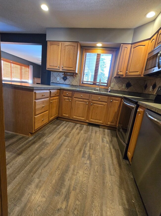 Building Photo - Spacious 3 Bedroom 2 Bath Home