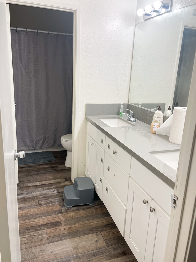 Hallway bathroom with double vanity and separate from toilet and bath - 25770 Mariposa St