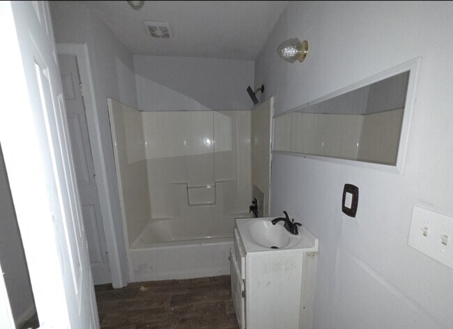 Building Photo - 828 Grady St