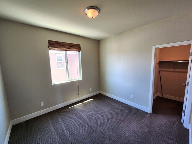 Building Photo - 4549 Maple Crest St
