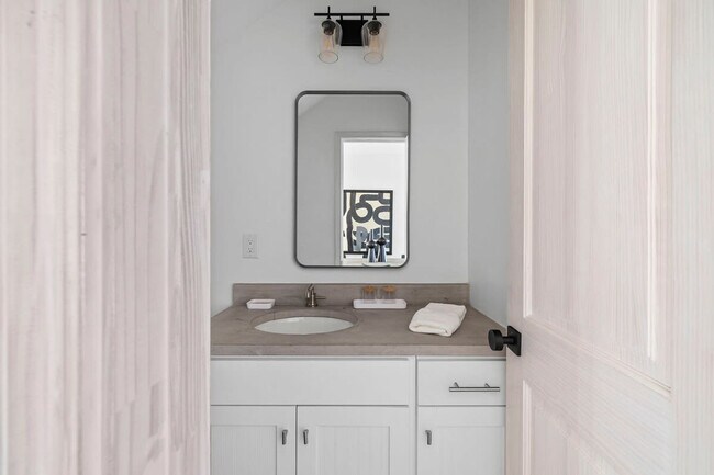 Building Photo - 2701 Bumble Bee Dr