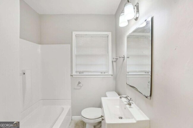 Building Photo - 1840 Camellia Dr