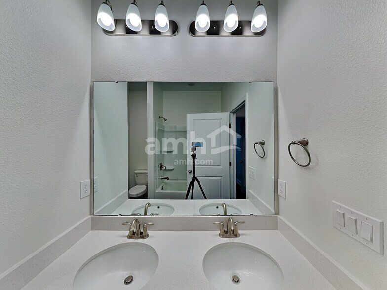 Building Photo - 2828 Ponds Trl