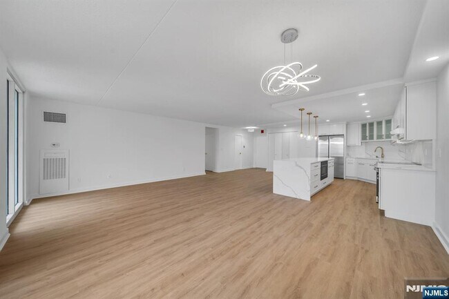 Building Photo - 1055 River 809