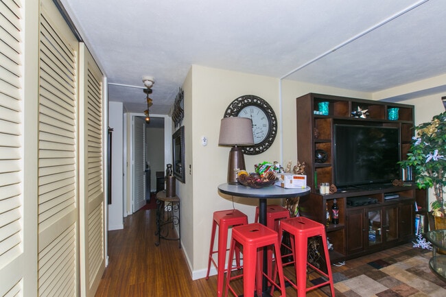 Building Photo - 1511 Nuuanu Ave