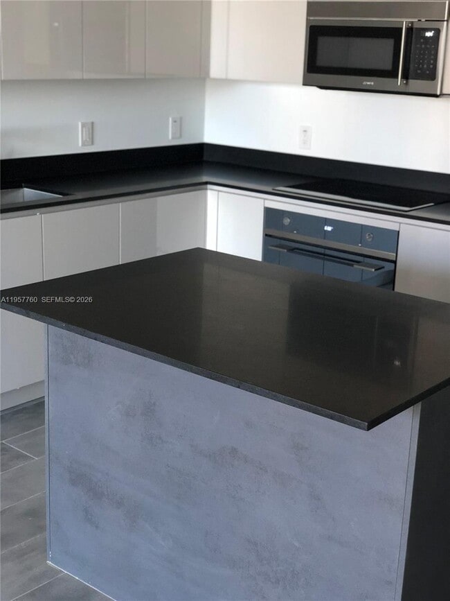 Building Photo - 1010 Brickell Ave