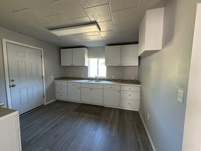 Building Photo - Remodeled 2 bedroom home in Myrtle Creek