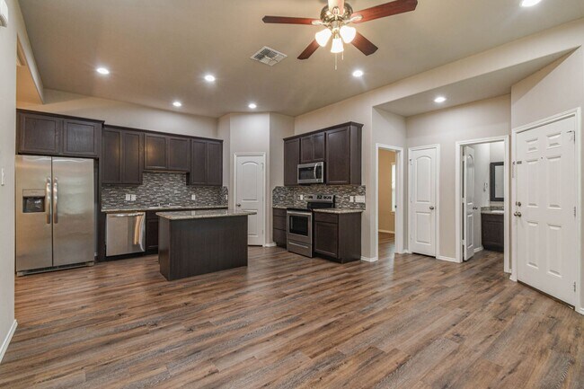 Building Photo - 15633 Sycamore Dr