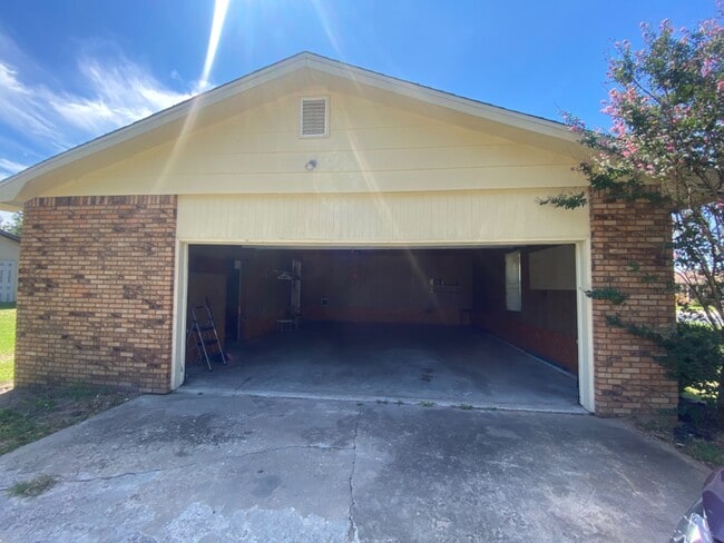 Building Photo - 1002 Glenn Dr