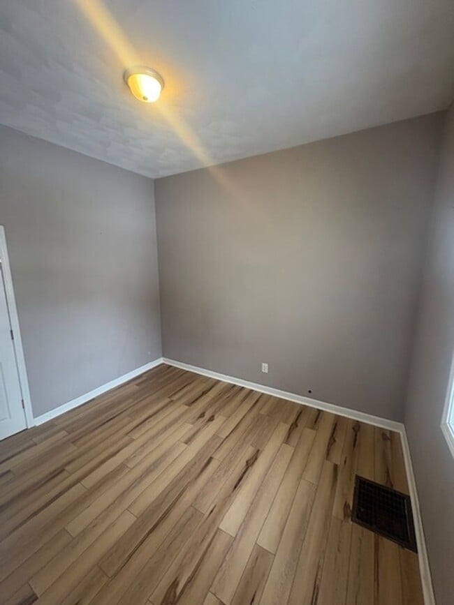 Building Photo - Single Family home with large yard