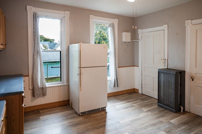 Building Photo - 556 Rose Ave E