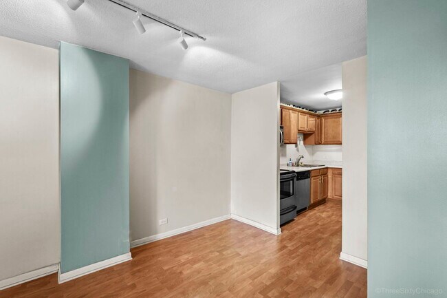 Building Photo - 899 S Plymouth Ct