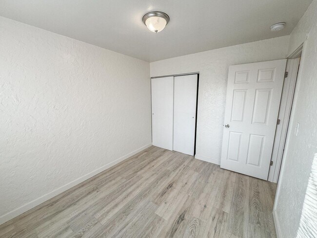 Building Photo - Charming Duplex with Prime Location in West Valley!
