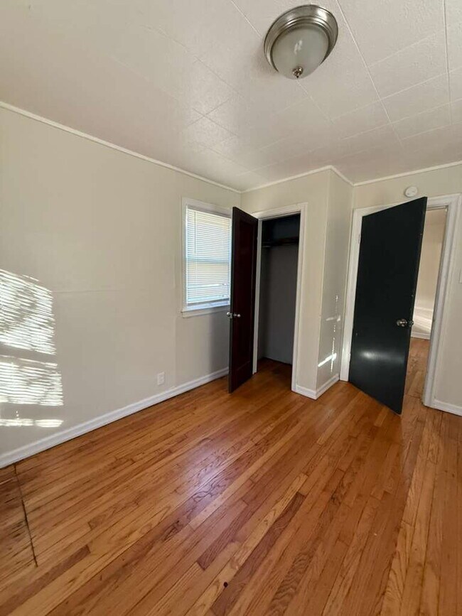 Building Photo - "Charming 3-Bedroom, 1 bath Riverview Retreat with Gleaming Hardwood Floors!"  Passed inspection ...