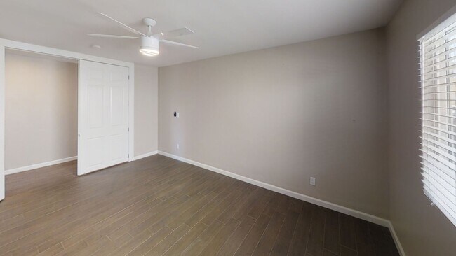 Building Photo - Huge Bedrooms, lots of Parking, closest to campus!