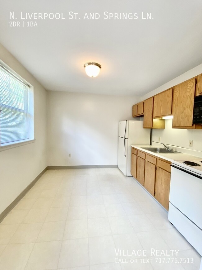 Building Photo - No steps! Affordable 2-Bed Convenient to I...