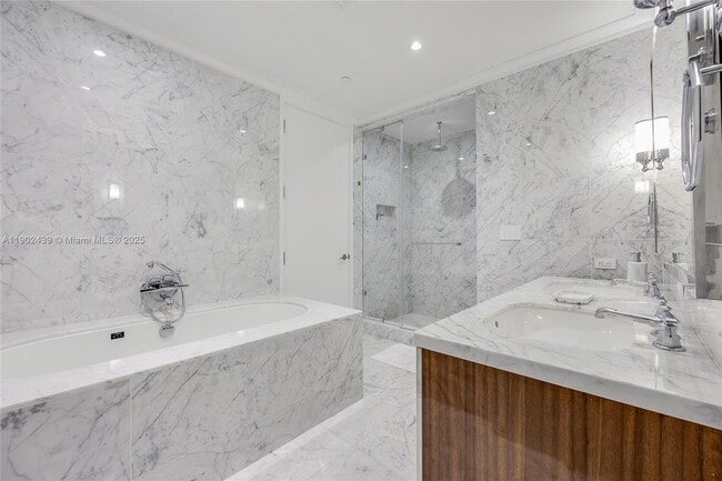 Building Photo - 15701 Collins Ave