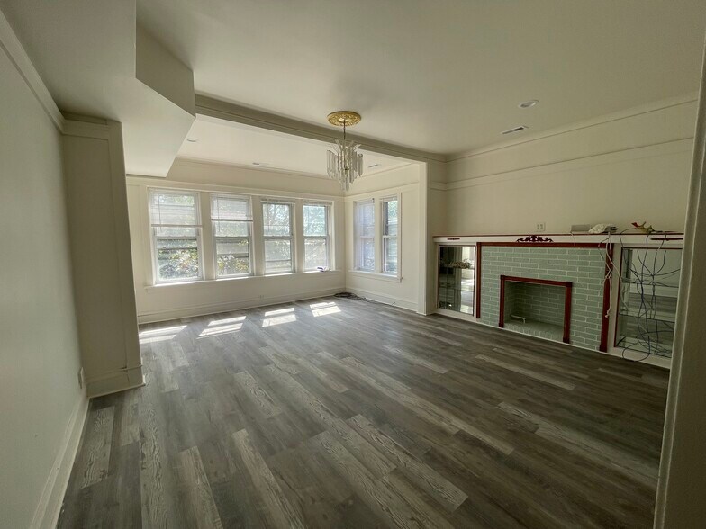 Primary Photo - 3310 W Eastwood Ave