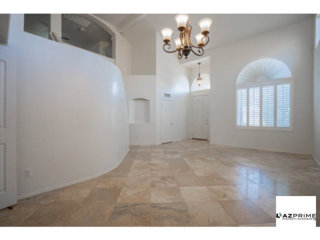Building Photo - Live large in this Gorgeous 4/3 Unfurnishe...