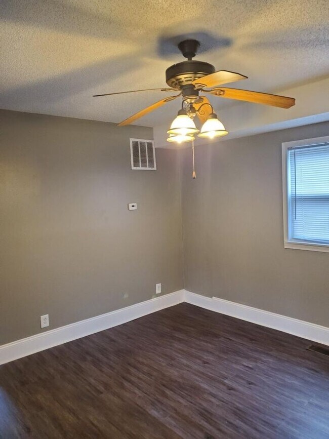 Building Photo - Close to the Park Cute 3-bedroom Home