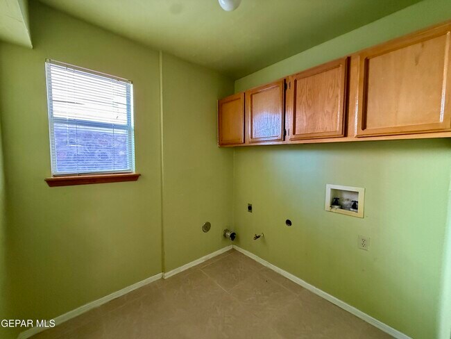 Building Photo - 1301 Tierra Roja St