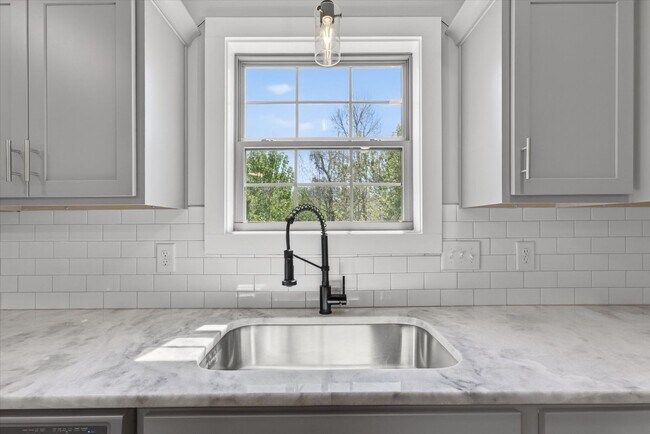 Building Photo - Pet Friendly Three Bedroom!