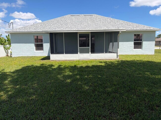 Building Photo - 1682 SW Glacador Ave