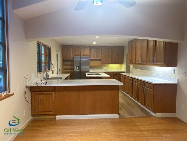 Building Photo - $4,595 - Large Gorgeous 3/2 Tri-Level Home with Beautiful Views in Gilroy near Wineries