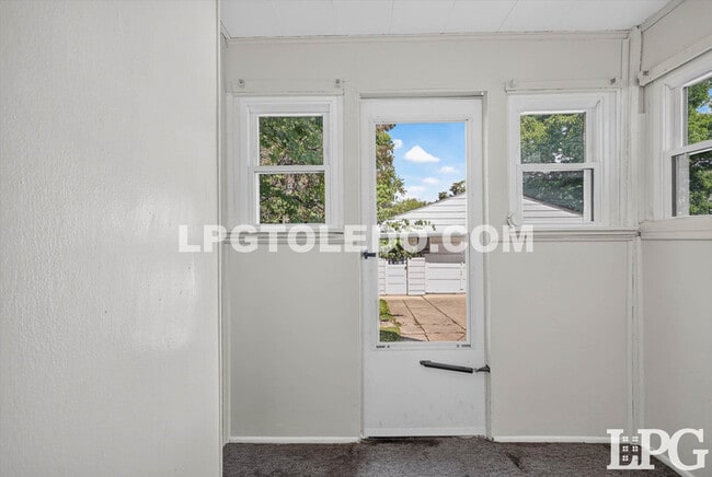 Building Photo - 3822 Lockwood Ave
