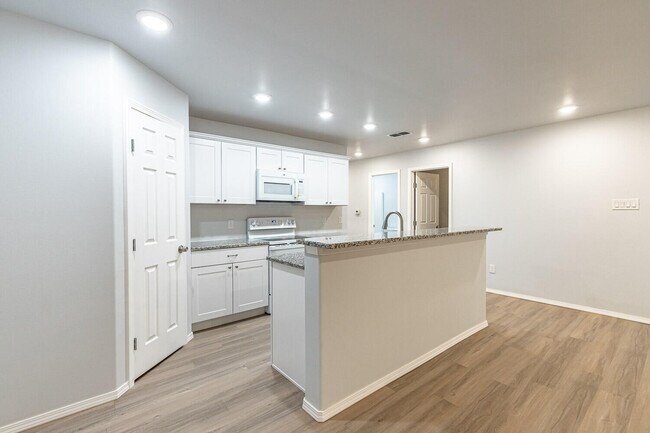 Building Photo - 5517 Kemper St