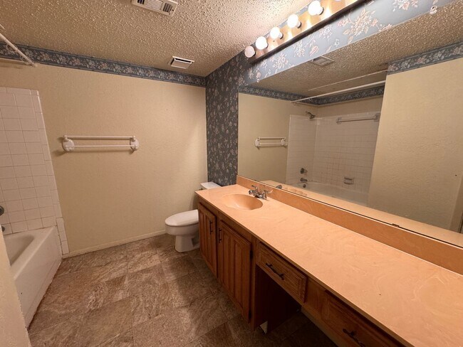 Building Photo - Super Cute Townhouse!