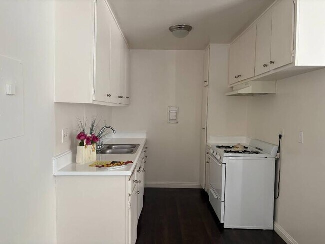 Building Photo - 1.0 bedroom in Los Angeles California 91343